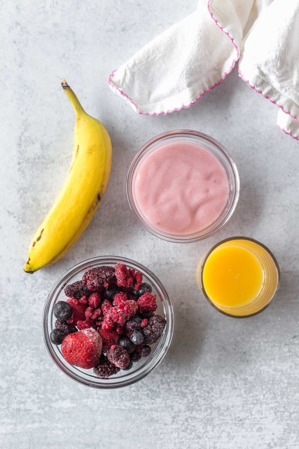 vegan banana berry smoothie ingredients
