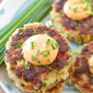 Thai Tuna Cakes with Sriracha Aioli | @simplywhisked