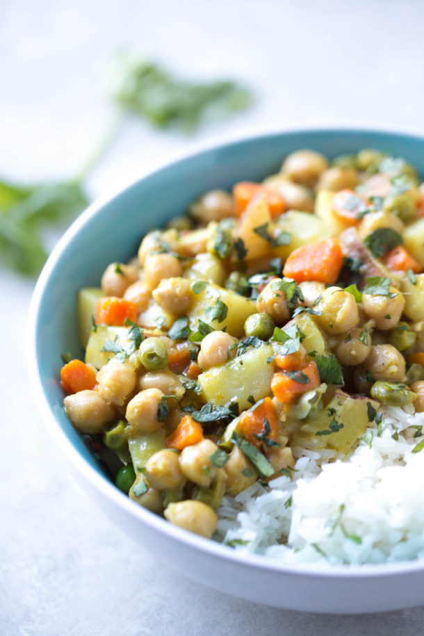 Chickpea Potato Curry | Vegan dinner, meatless dinner, vegetarian curry, easy curry recipe, chickpea curry | @simplywhisked